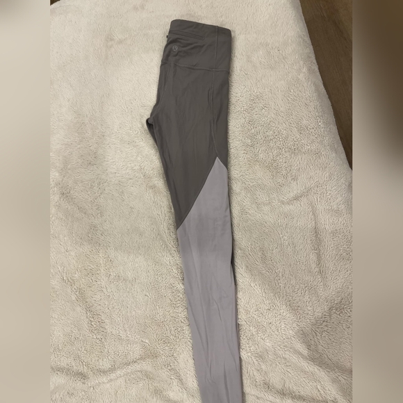Like new lululemon leggings size 4 - Picture 3 of 4